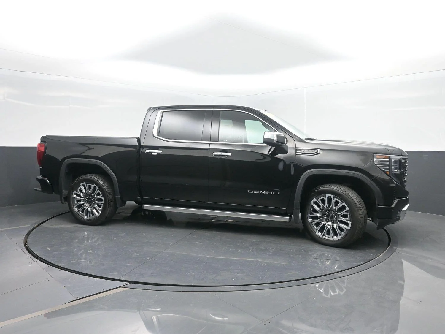 Used 2025 Onyx Black GMC Denali Ultimate image 3