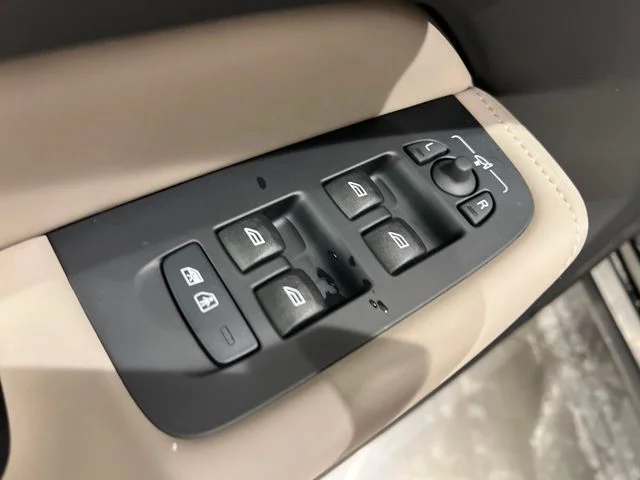2026 Volvo XC60 Plus - Photo 11