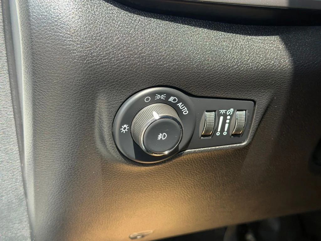 Used 2025 White Jeep Limited image 24