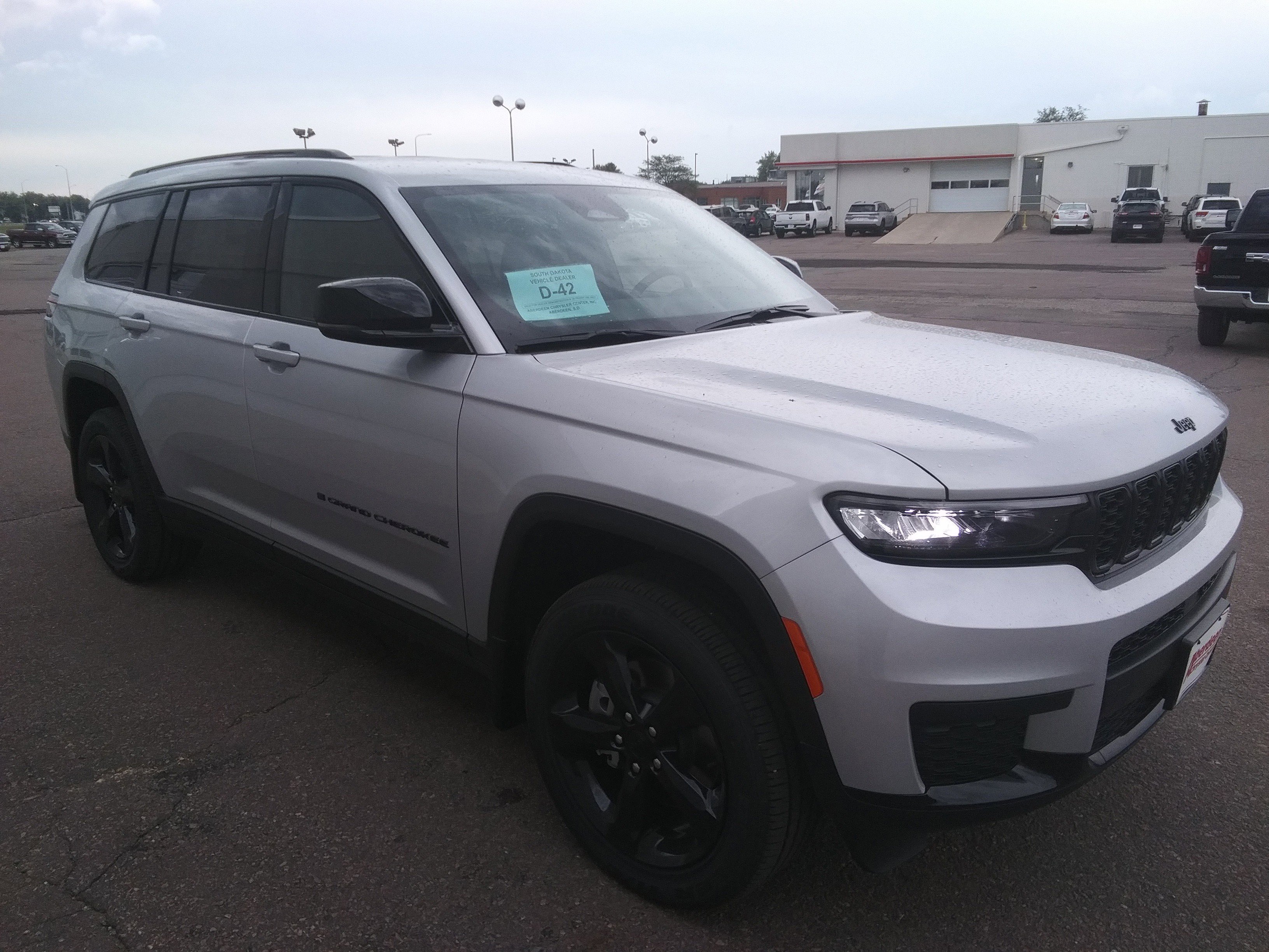 2025 Jeep Grand Cherokee L photo 2