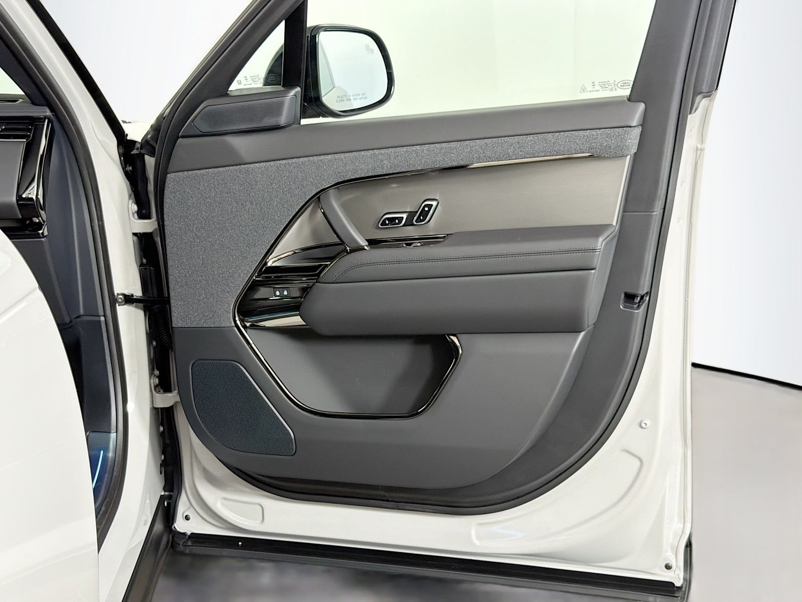 New 2026 Borasco Grey Land Rover SE image 31