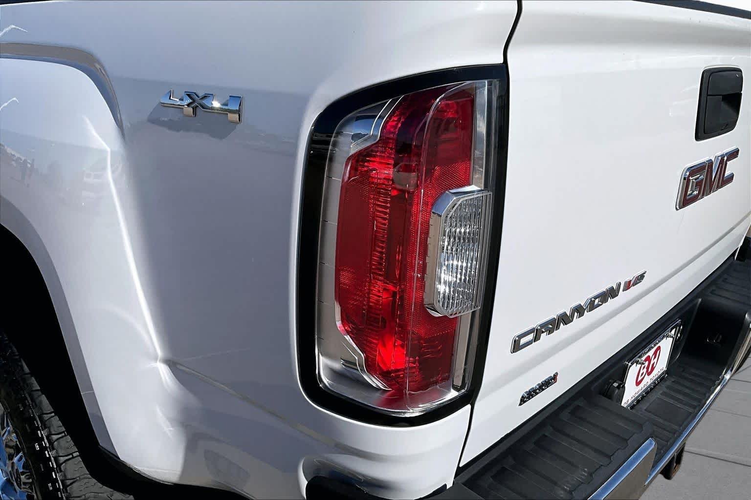 Used 2017 Summit White GMC 4WD SLT image 26