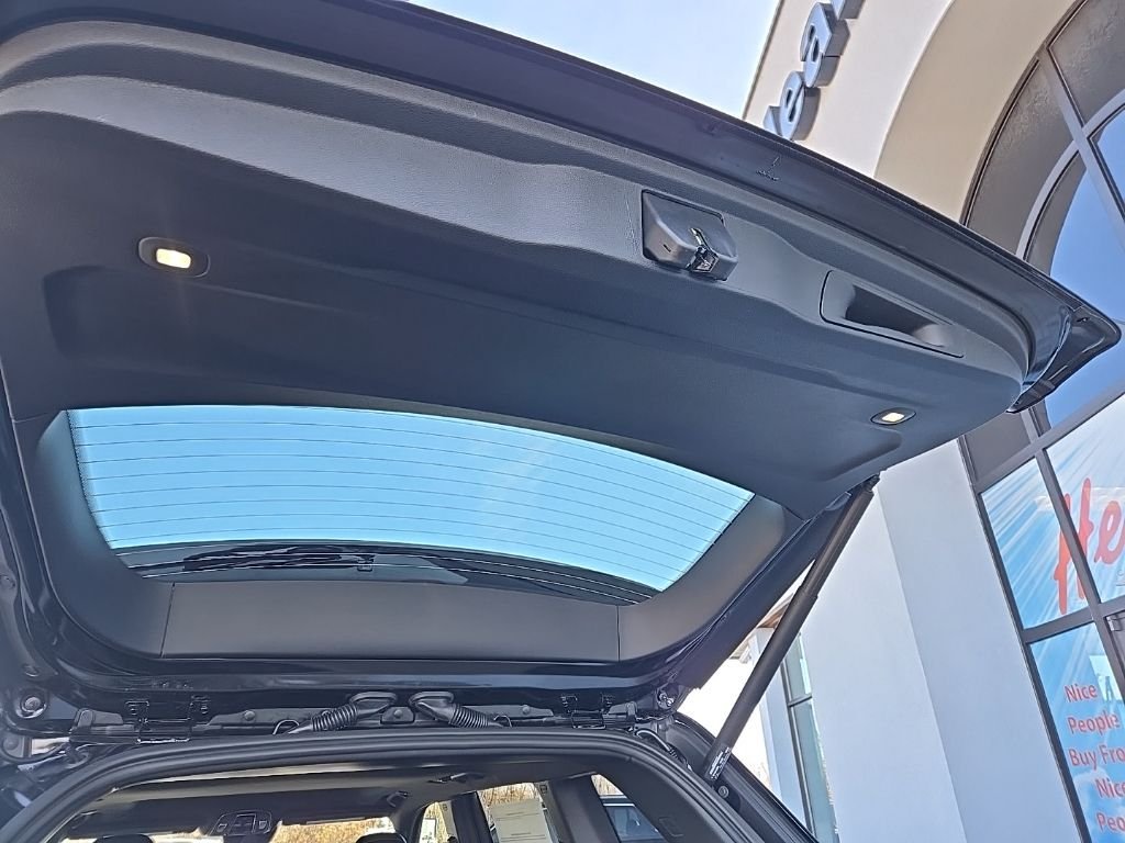 New 2026 Diamond Black Crystal Pearl-Coat Exterior Paint Jeep Altitude image 94