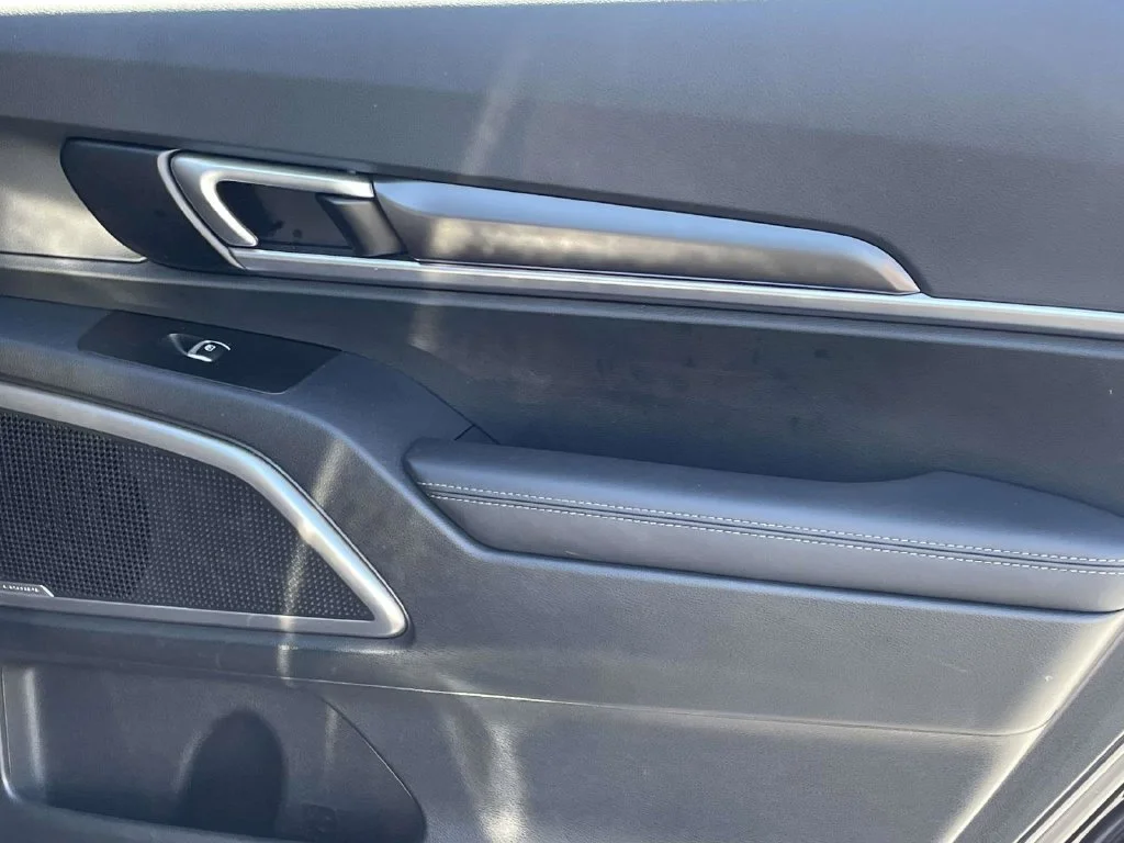 Used 2025  Kia S image 18
