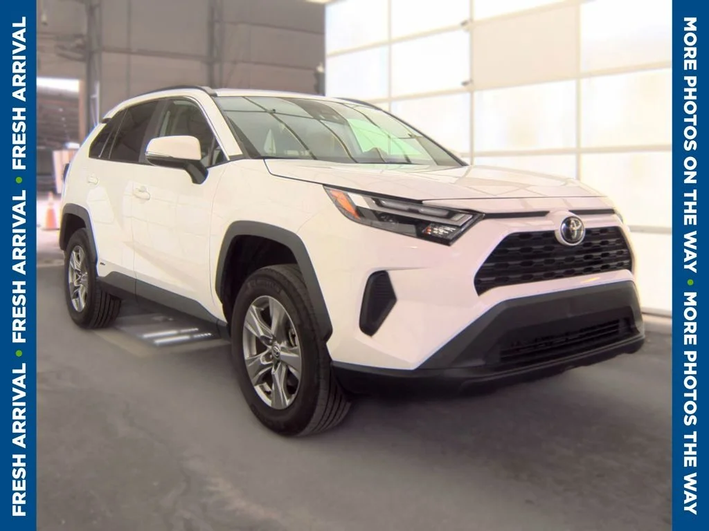Used 2025 White Toyota XLE image 1
