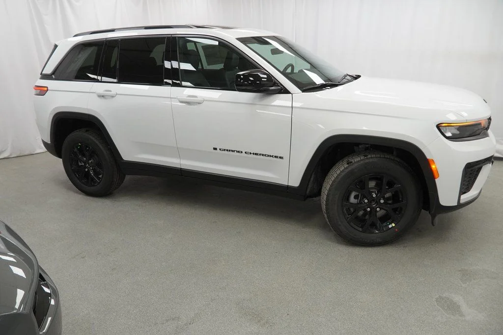 New 2026 Bright White Clear-Coat Exterior Paint Jeep Laredo Altitude image 9
