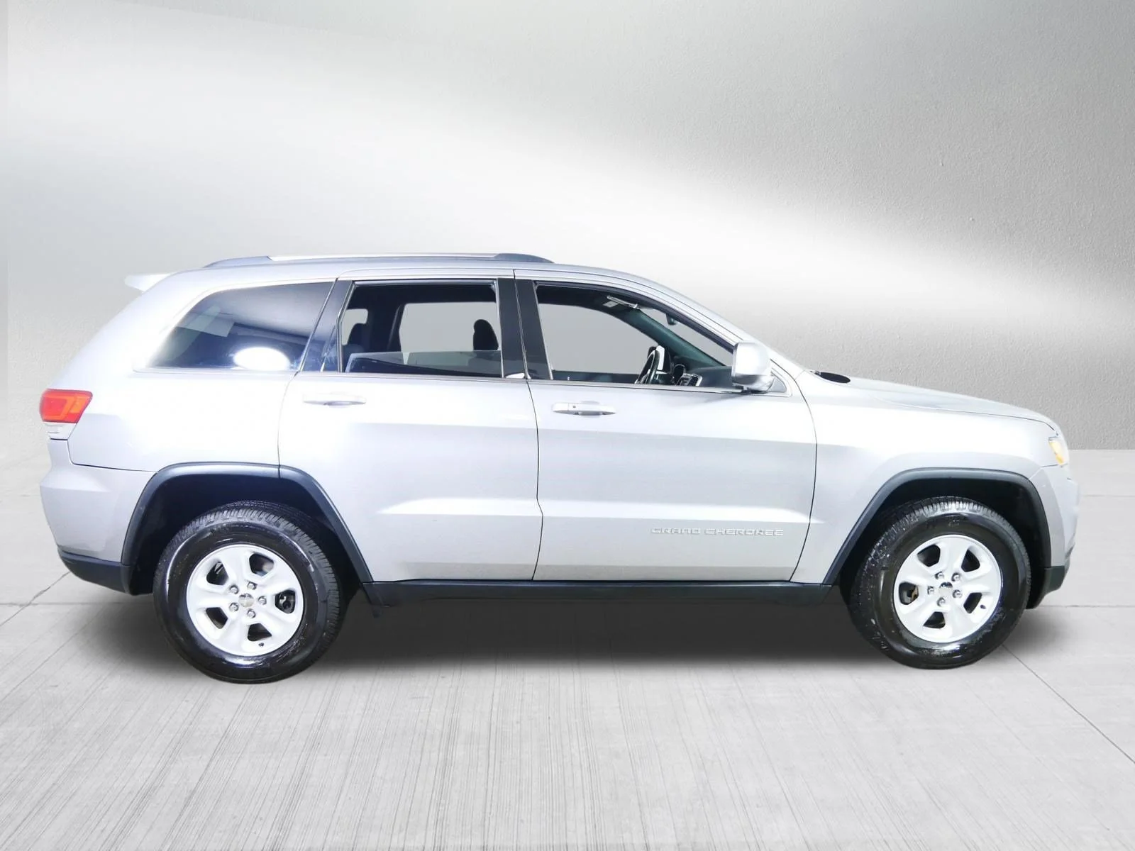 Used 2015 Billet Silver Metallic Clearcoat Jeep Laredo image 8