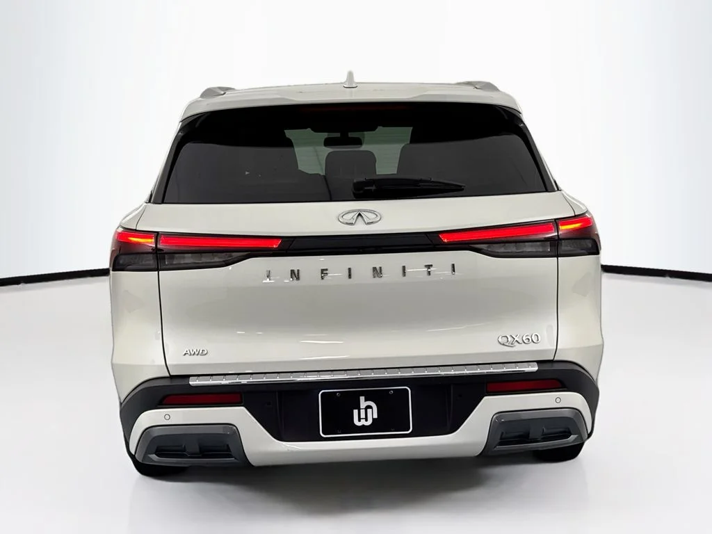 Used 2022 White INFINITI LUXE image 6