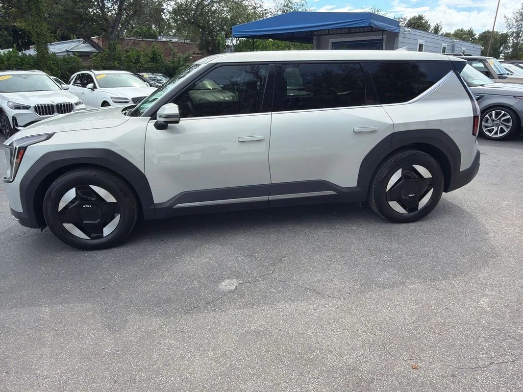 Used 2024 Silver Kia Light Long Range image 2