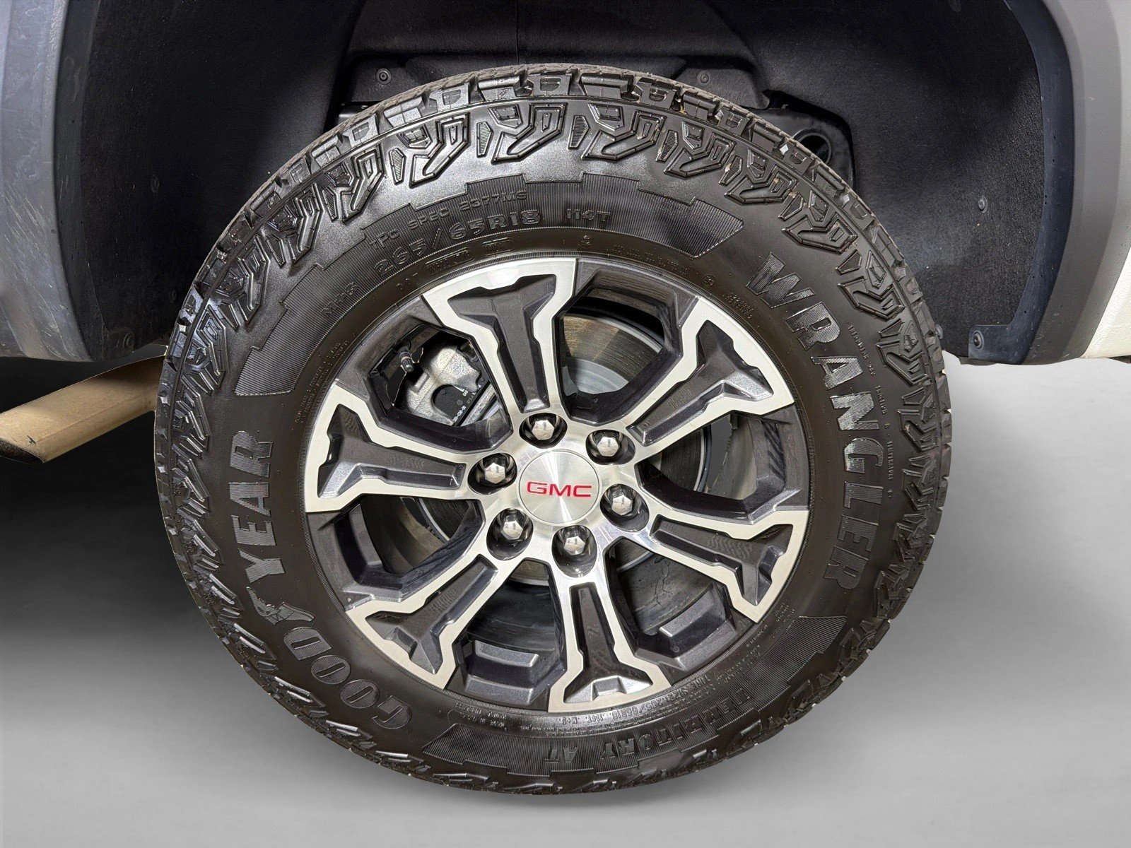 Used 2025 Summit White GMC 4WD AT4 image 18