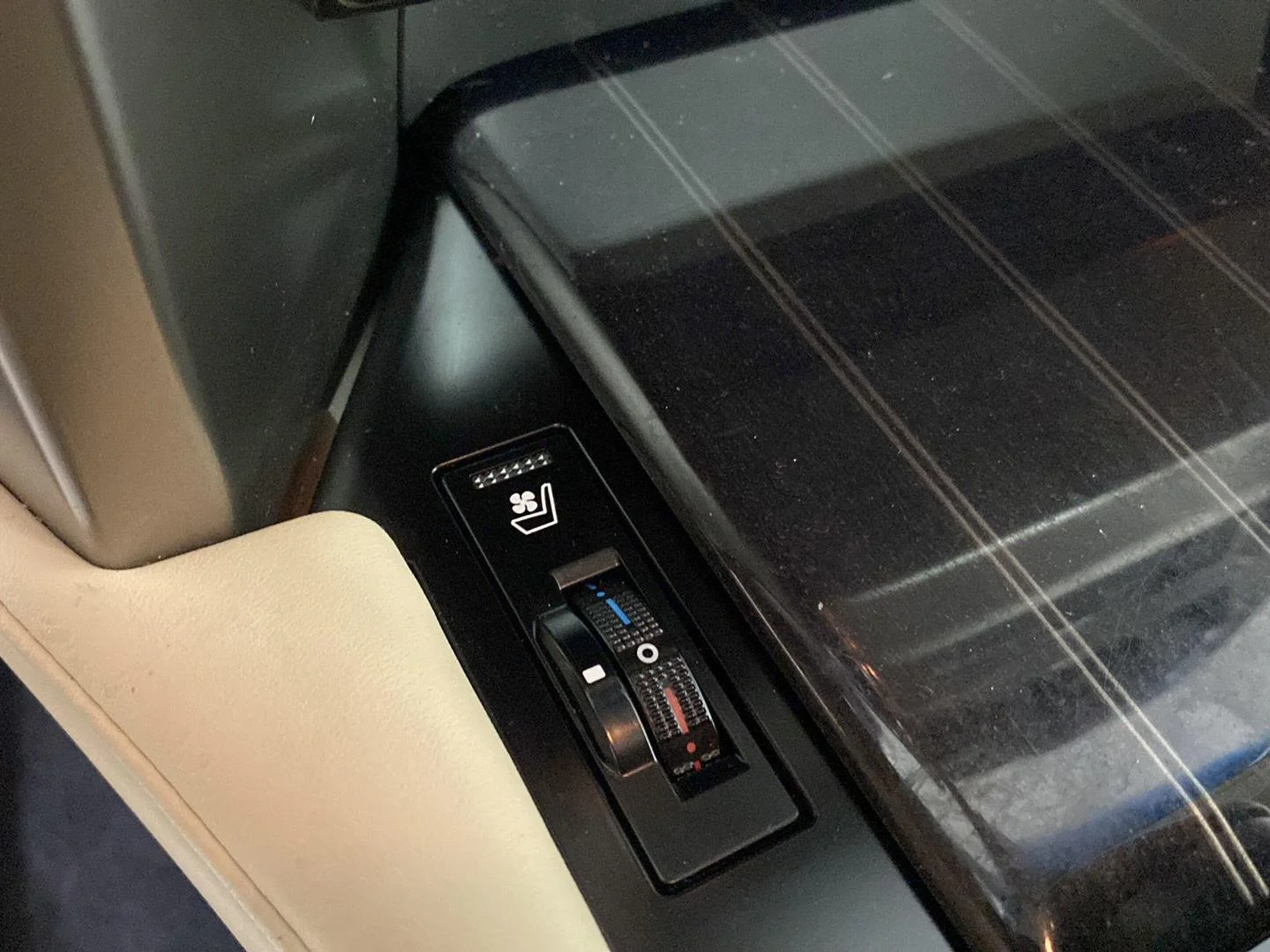 Used 2020 Starfire Pearl Lexus GX 460 Premium image 4