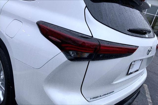 Certified Used 2025 WIND CHILL PEARL Toyota  image 27