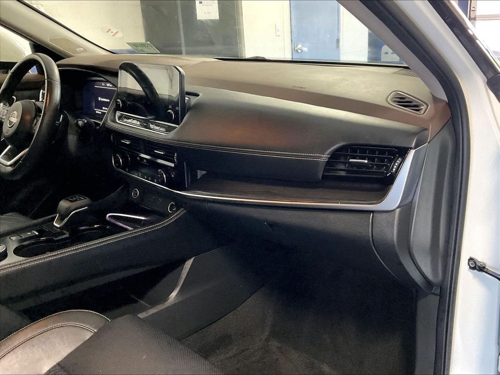 Used 2023 White Nissan Platinum image 13