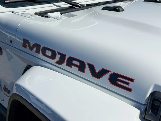 New 2026 Bright White Clear-Coat Exterior Paint Jeep Mojave X image 6