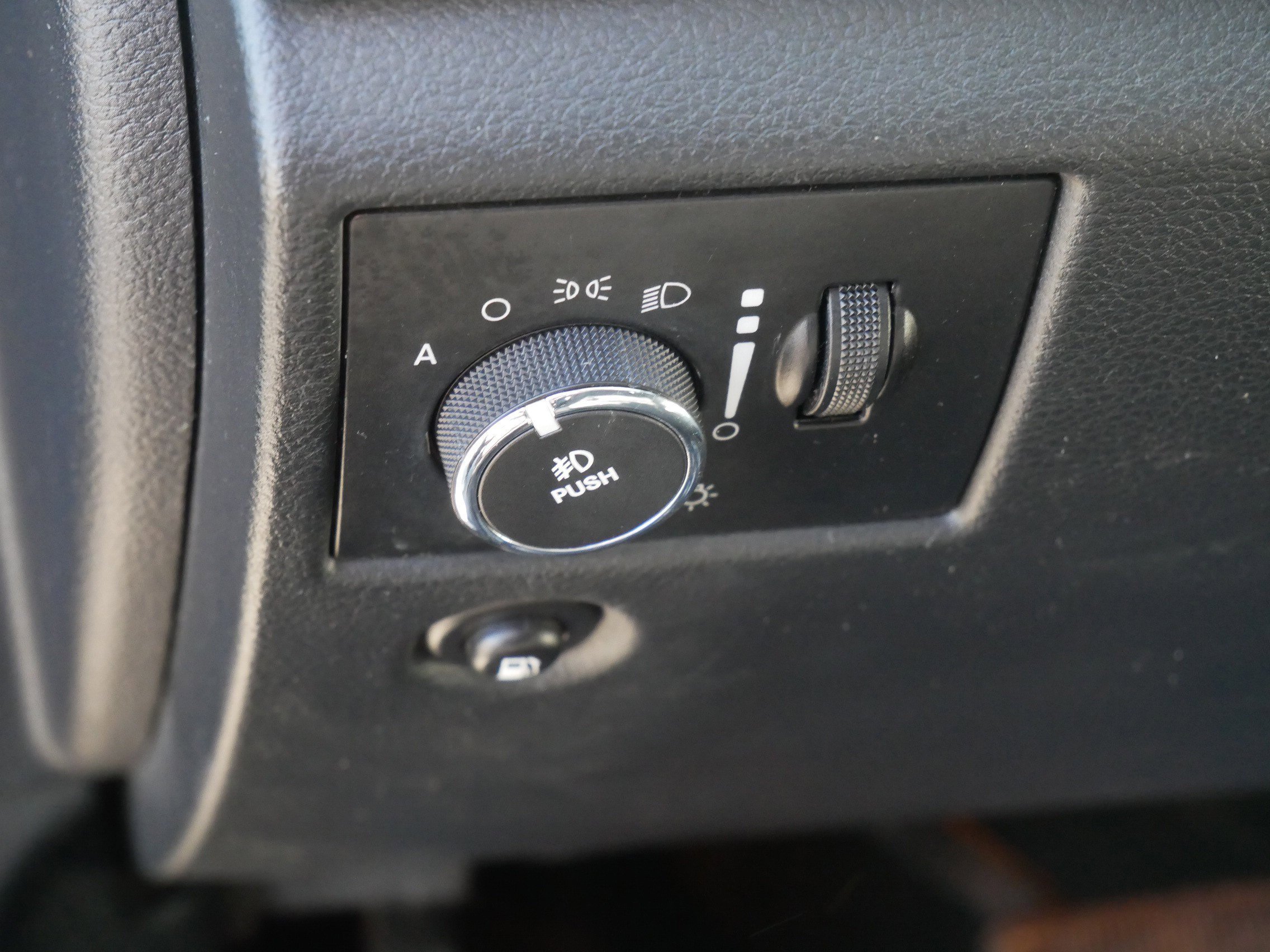 2011 Jeep Grand Cherokee Laredo - Photo 19