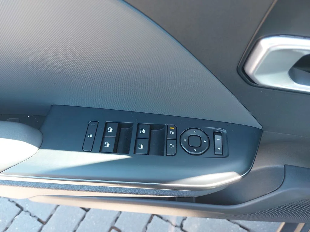 Used 2025 Gray Kia LXS image 27