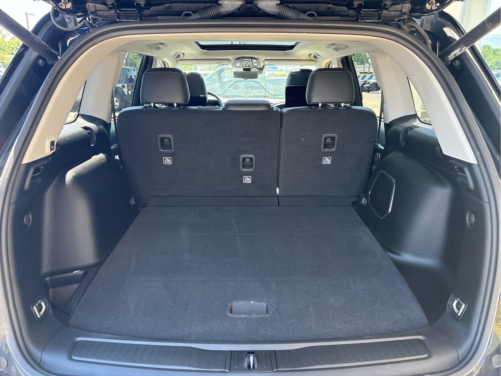 Used 2023 Diamond Black Crystal Pearlcoat Jeep Limited image 6