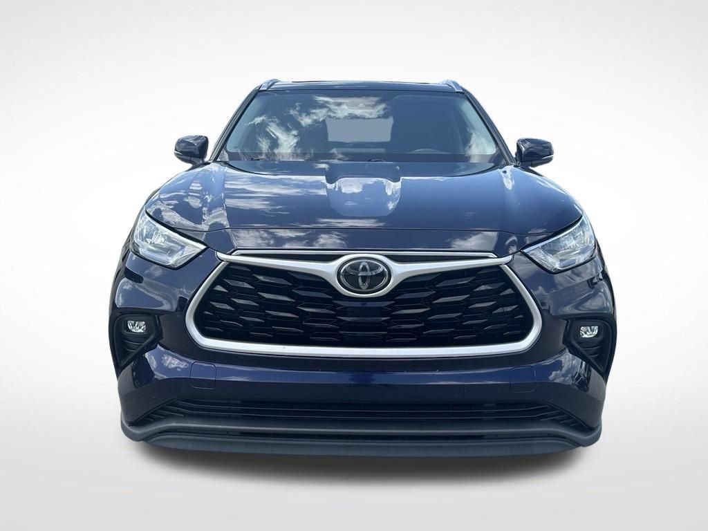 Used 2020  Toyota XLE image 9