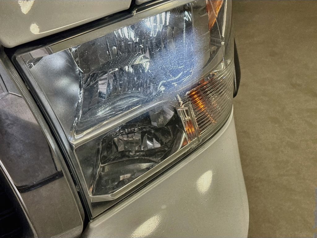 Used 2018 Bright White Clearcoat Ram SLT image 34
