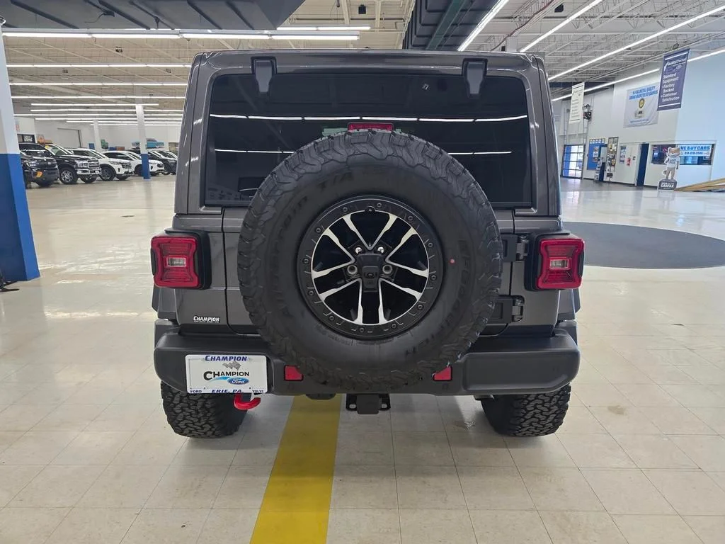 Used 2025 Granite Crystal Clearcoat Metallic Jeep Rubicon image 7
