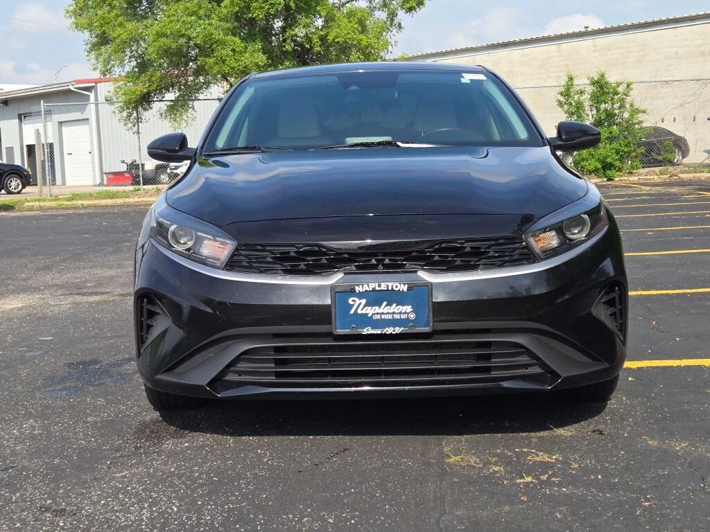 Used 2023 Black Kia LXS image 4