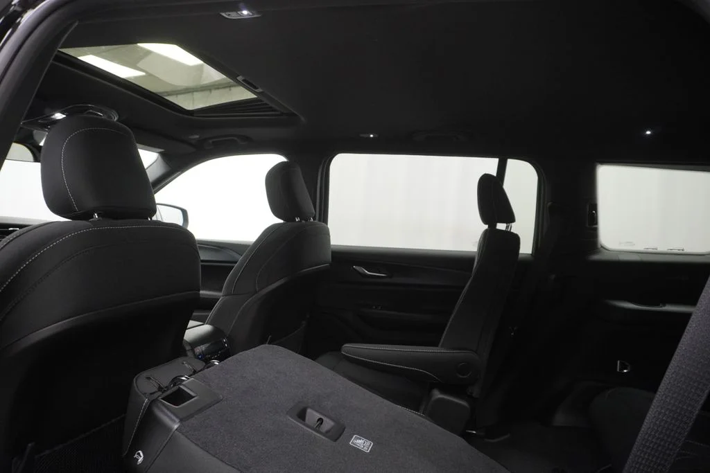 New 2026 Diamond Black Crystal Pearlcoat Jeep Laredo image 19