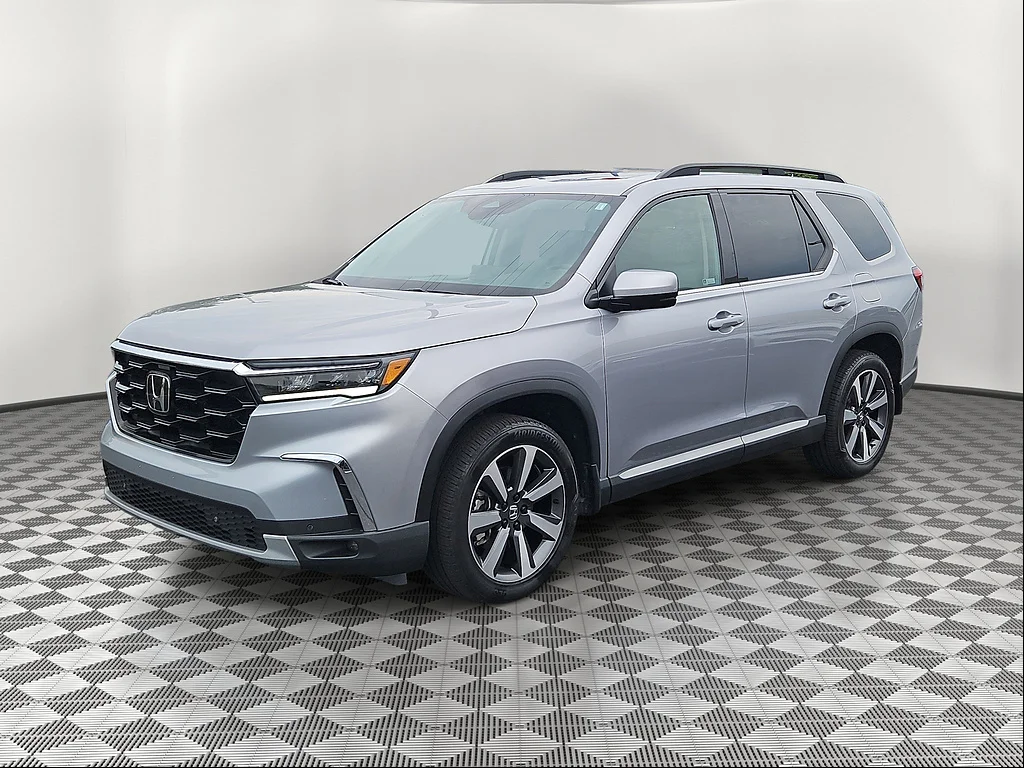 Certified Used 2024 Lunar Silver Metallic Honda Touring image 2