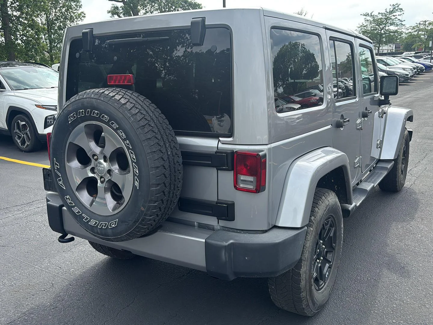 Used 2018 Billet Metallic Jeep Sahara image 6
