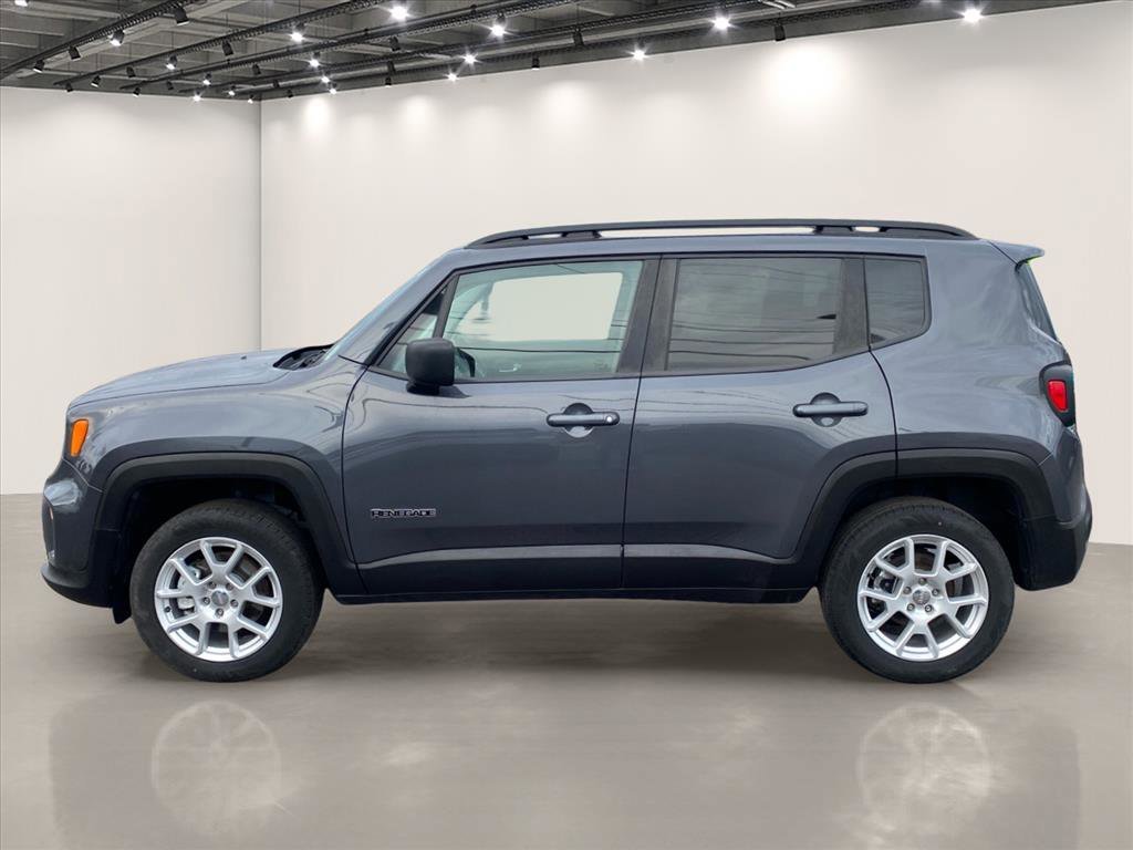 Certified Used 2023 Graphite Gray Jeep Latitude image 4