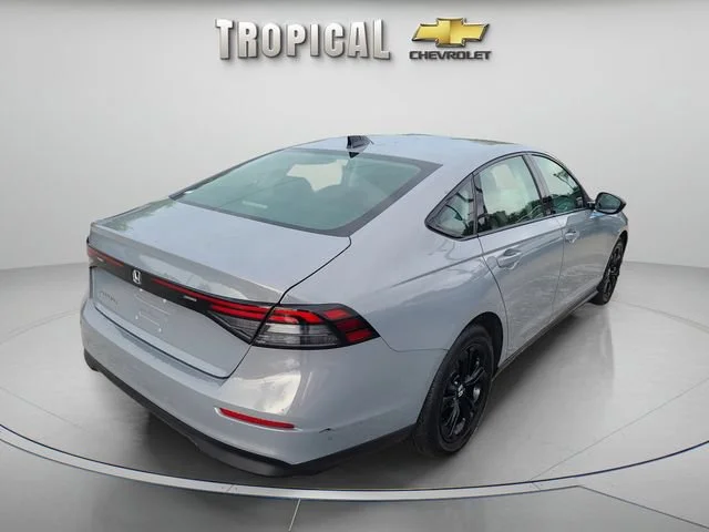 Used 2025 Gray Honda SE image 5