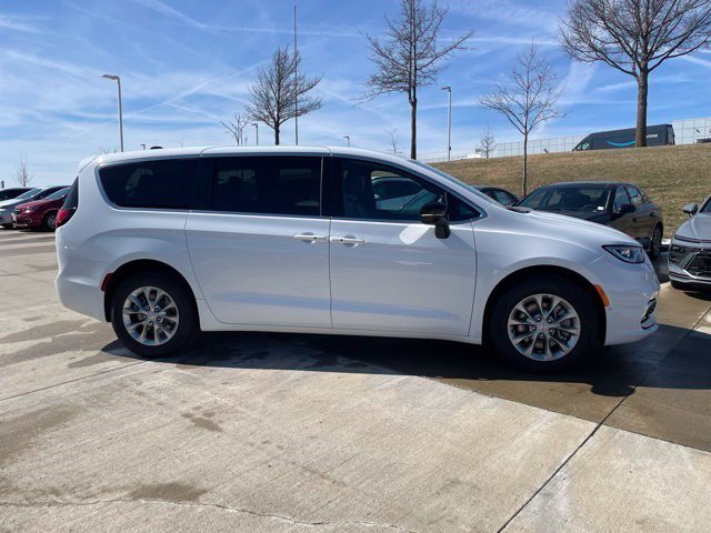 New 2026 Bright White Clearcoat Chrysler Select image 5