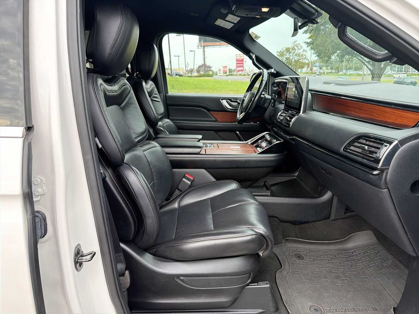 Used 2019 White Platinum Metallic Tri-Coat Lincoln Select image 15