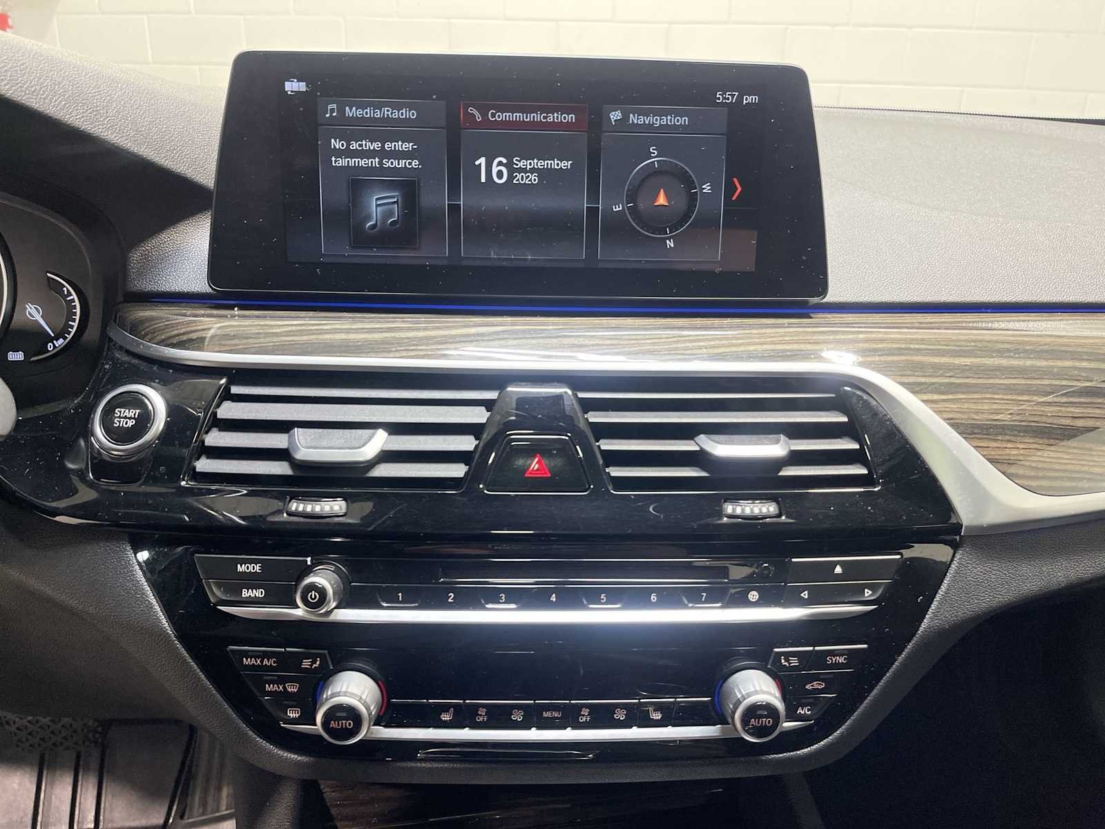 Used 2018 White BMW 530e xDrive iPerformance image 16