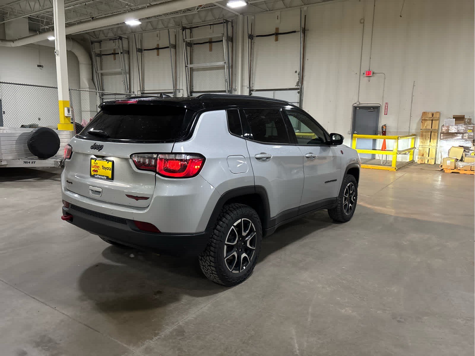 Used 2025 Silver Zynith Metallic Clearcoat Jeep Trailhawk image 5