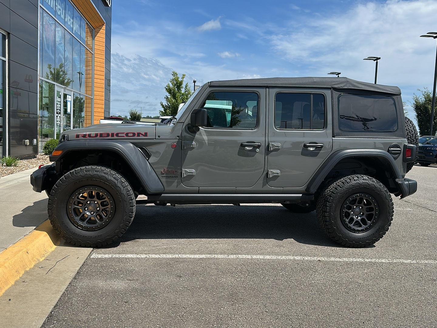 Used 2022 Jeep Wrangler Unlimited Rubicon with VIN 1C4JJXFG7NW190608 for sale in Kansas City