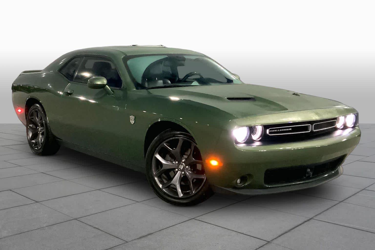 Used 2019 F8 Green Dodge SXT image 3