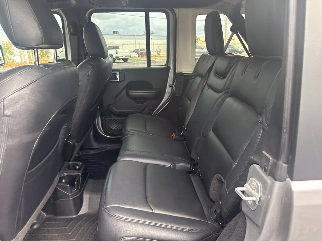 Used 2018  Jeep Sport S image 9