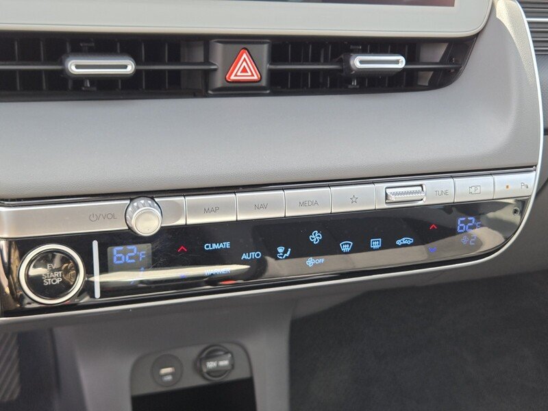 Used 2024 White HYUNDAI SEL RWD image 20