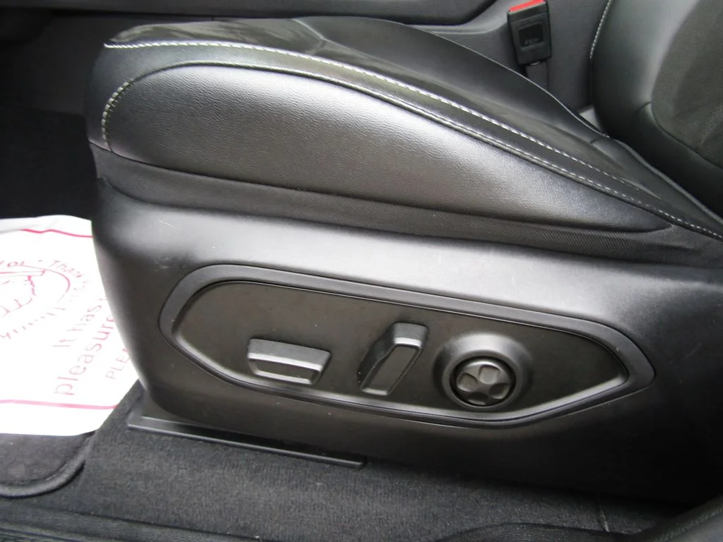 Used 2025 Diamond Black Jeep Altitude image 6