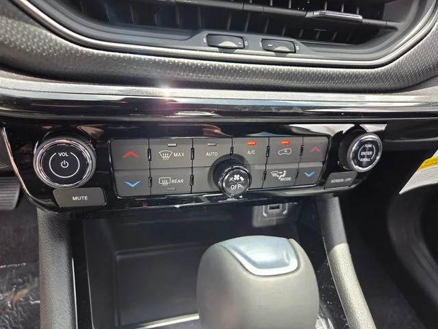 New 2026 Bright White Clearcoat Jeep Latitude image 12