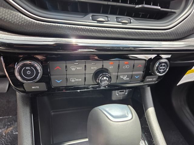 New 2026 Bright White Clearcoat Jeep Latitude image 12
