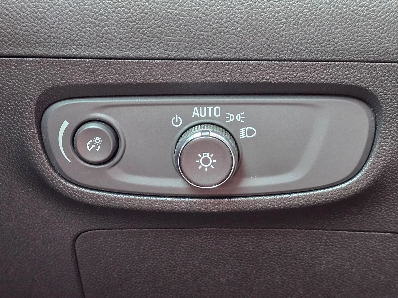 Used 2025 Moonstone Gray Buick Preferred image 22