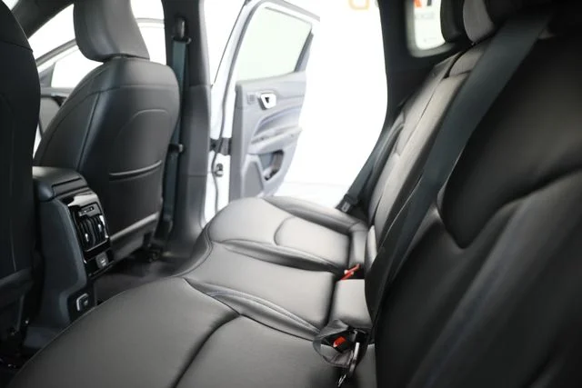 New 2026 Bright White Clear-Coat Exterior Paint Jeep Limited image 21