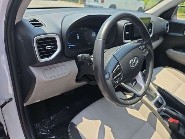 Used 2025 White Hyundai SEL image 16