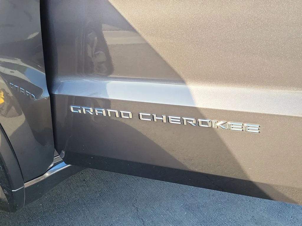 Used 2015 Gray Jeep Overland image 25