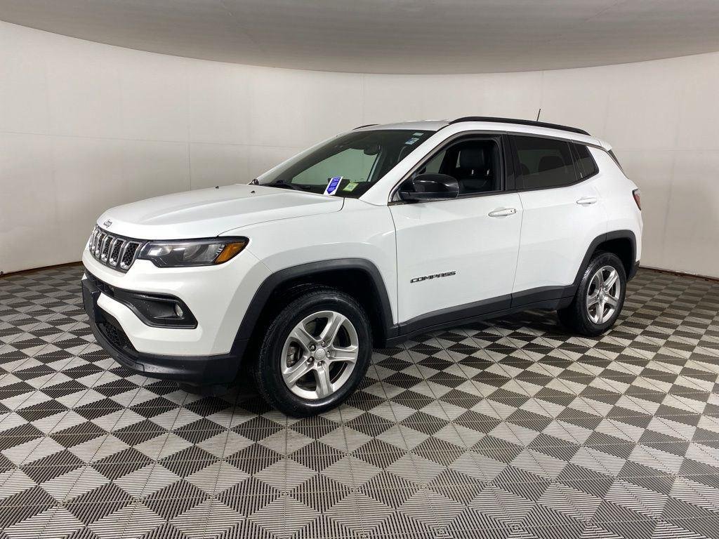 Used 2023 Bright White Clearcoat Jeep Latitude image 3