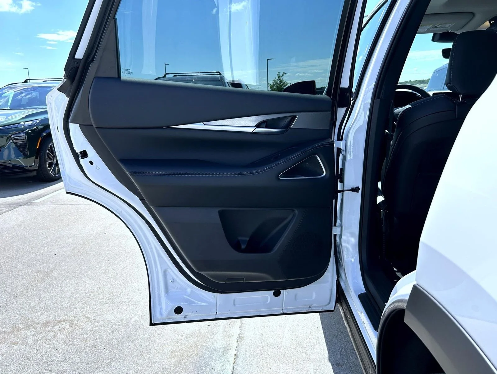 New 2027 White INFINITI LUXE image 22