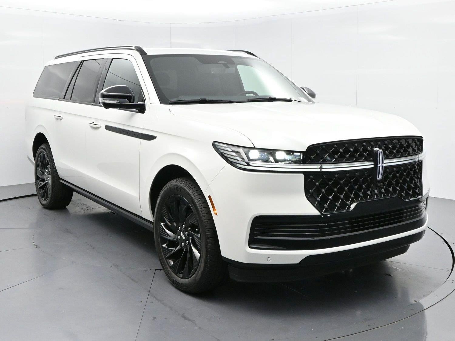 Used 2026 Pristine White Metallic Tri-coat Lincoln Reserve image 2
