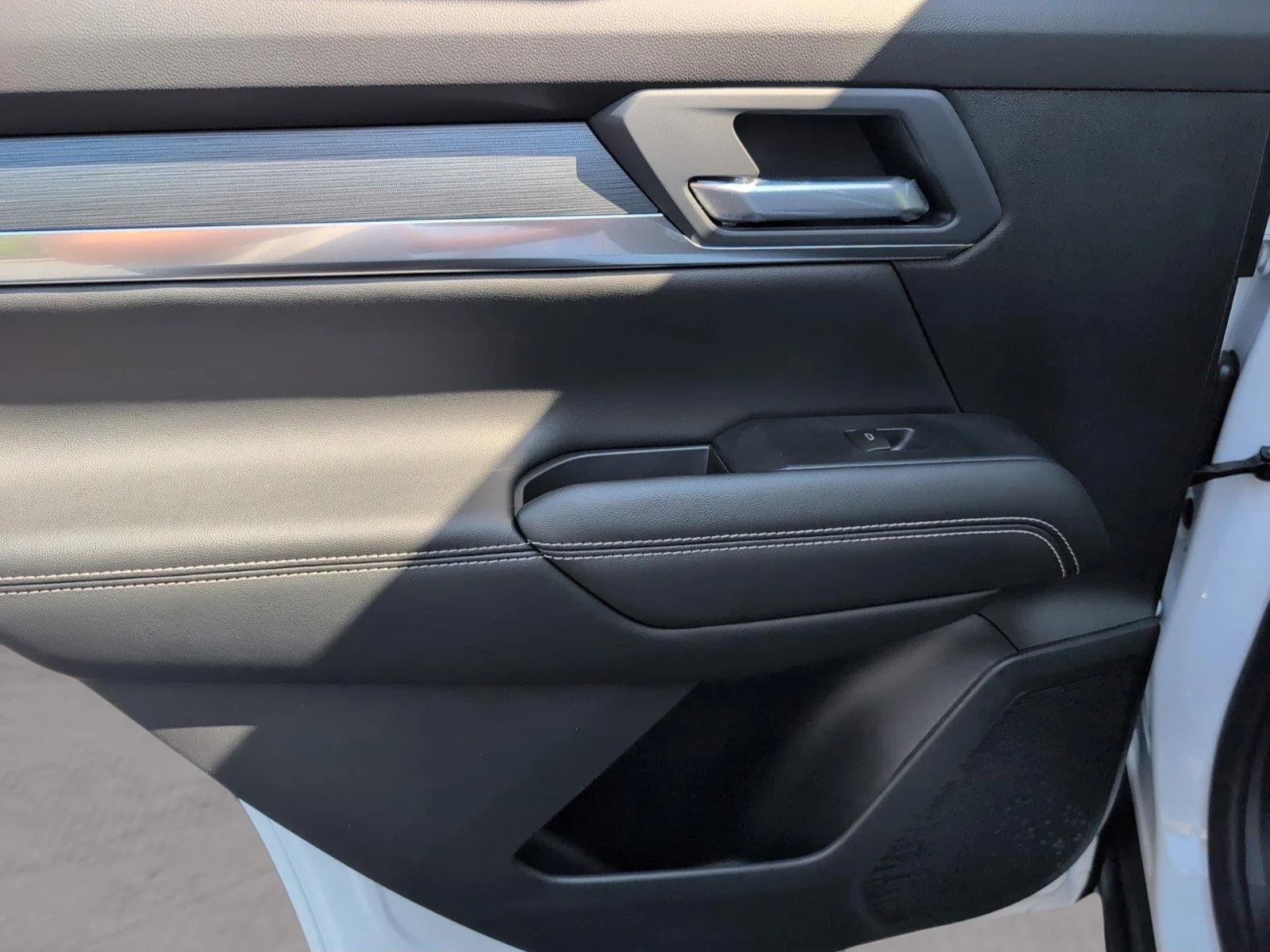 New 2026 Summit White GMC Elevation image 9