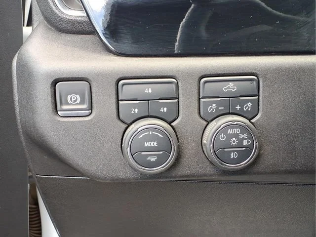 Used 2025 Summit White Chevrolet LT image 15